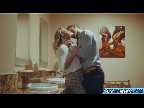 ❤️ Wanneer 'n rondborstige blondine jou in 'n openbare toilet verlei ️ Net pornografie by ons ❌❤